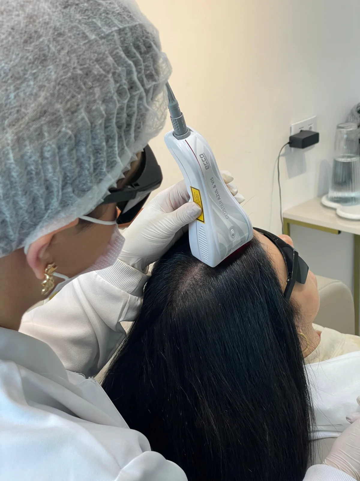 Procedimento de terapia capilar realizado no couro cabeludo